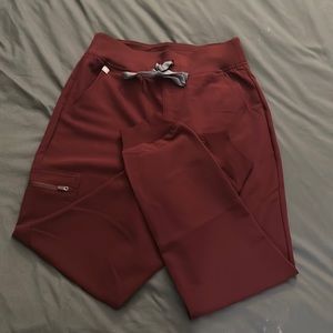 Figs zamora small size, petite length, regular waist height. Burgundy scrub pant